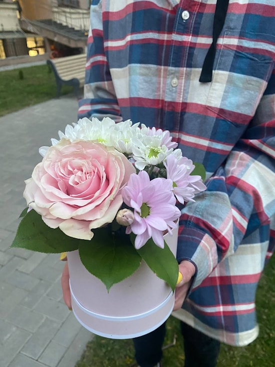 Цветы в шляпной коробке "Нежность" СЛИВКА - цена 29 руб 