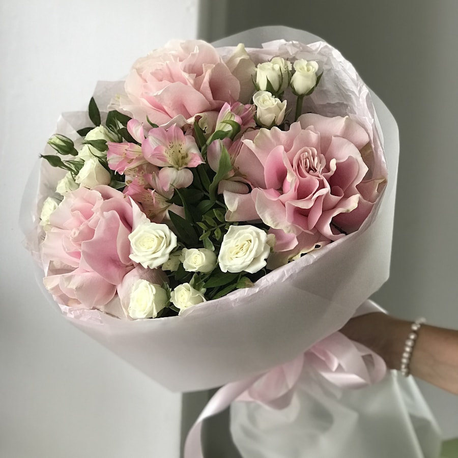 Букет «ТОП» - 3 французские розы, 3 кустовые розы 1 альстромерия