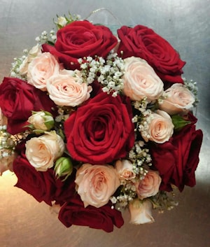 Свадебный букет из роз "Роза и Гипсофила"
