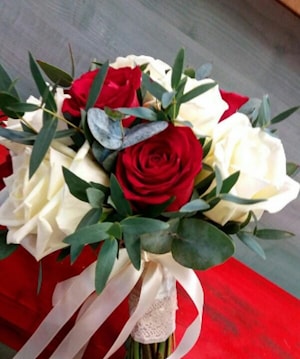 Свадебный букет из роз "Красные Розы с Эвкалиптом " купить в Полоцке, Новополоцке