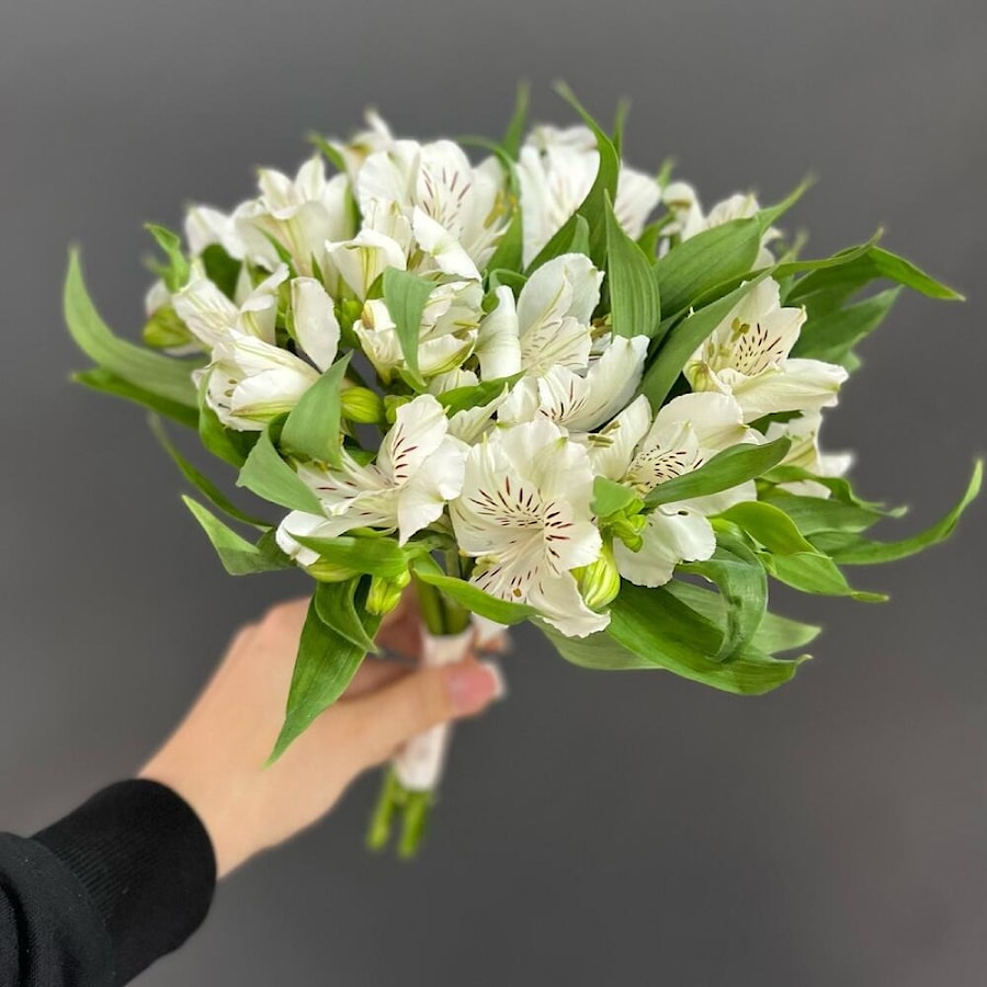 Smart-букет невесты из альстромерий 2025
