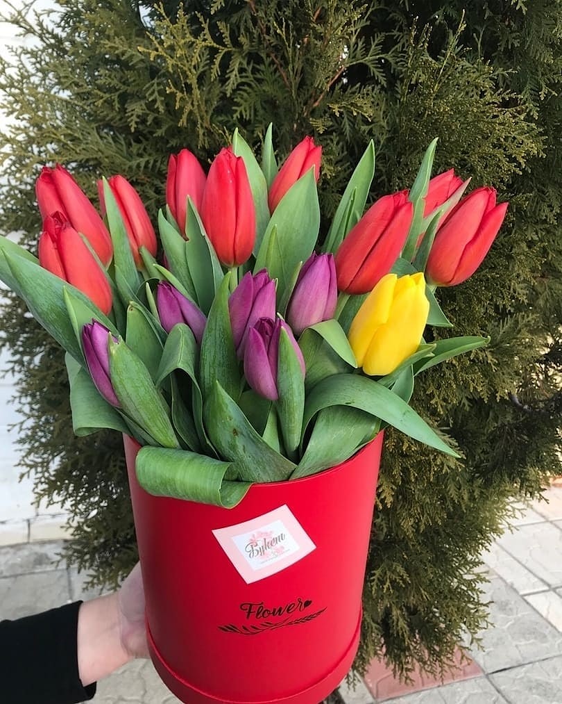 Букет в шляпной коробке "Красные и Жёлтые Тюльпаны"