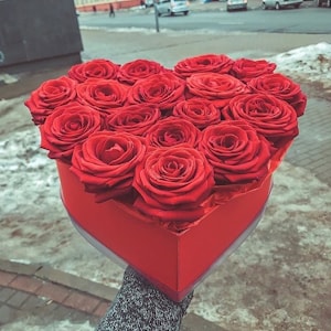 Цветы в шляпной коробке "Красное Сердце"