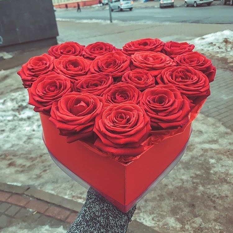 Цветы в шляпной коробке "Красное Сердце"