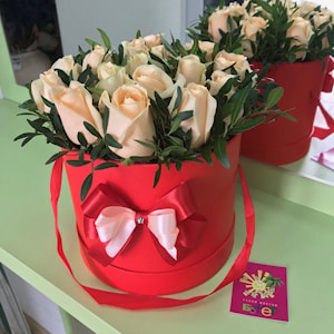 Букет цветов в шляпной коробке "Белорусская Роза"