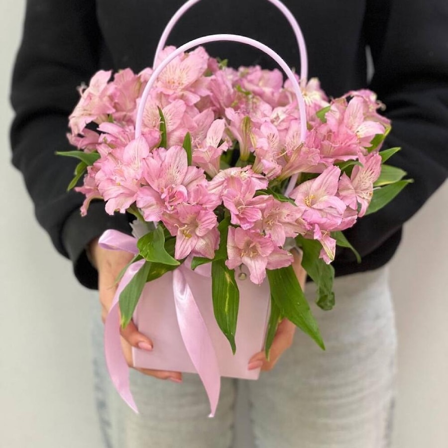 Букет цветов в сумочке "Альстромерия"