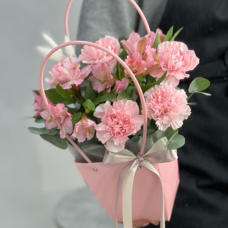 Букет цветов в сумочке "Новополоцк": диантусы и альстромерии