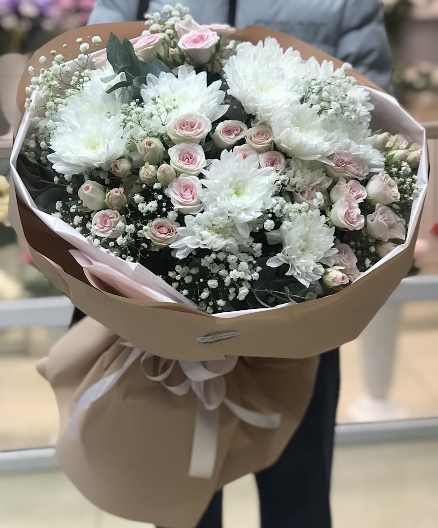 Букет из хризантем и кустовой розы