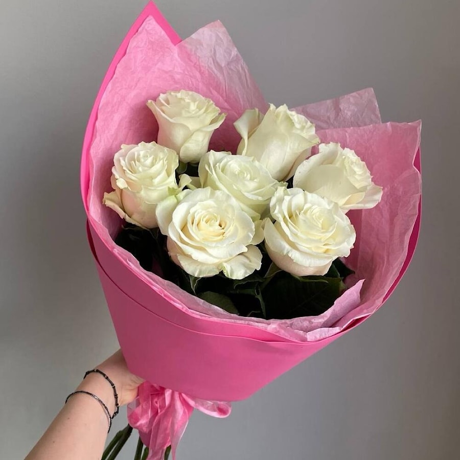 Стильный монобукет из 7 белых роз Мондиаль