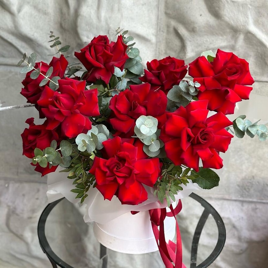 Цветы в шляпной коробке "Красные Французские Розы"