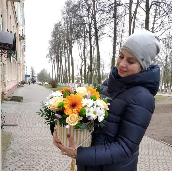 Цветы в шляпной коробке " Вам Букетик " - купить в Полоцке .