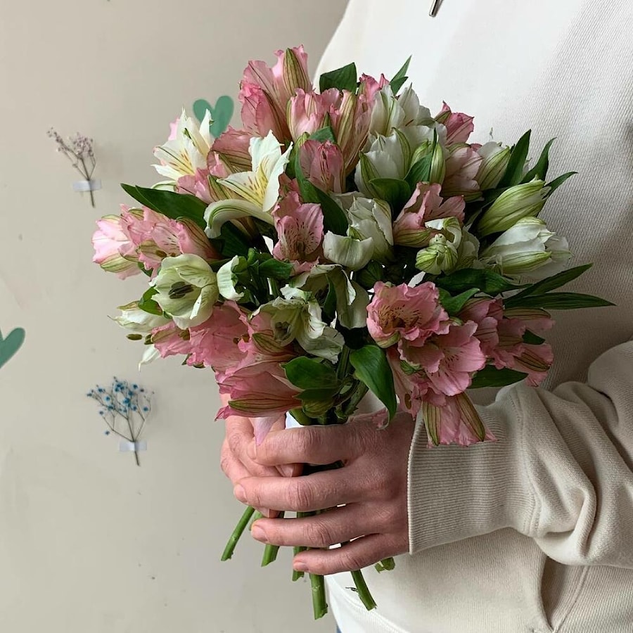 Свадебный букет из белых и розовых альстромерий