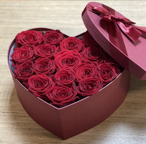 Розы в коробке "Красные Розы в Сердце"  сливки