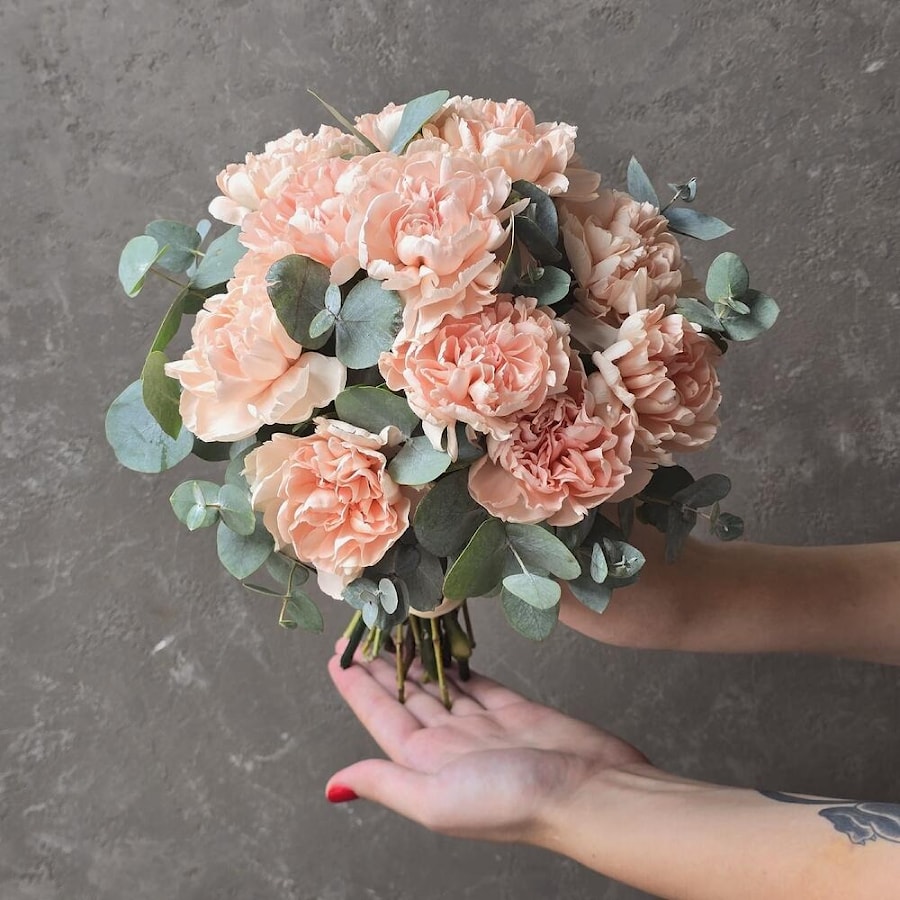 Букет невесты «Диантусы и эвкалипт»