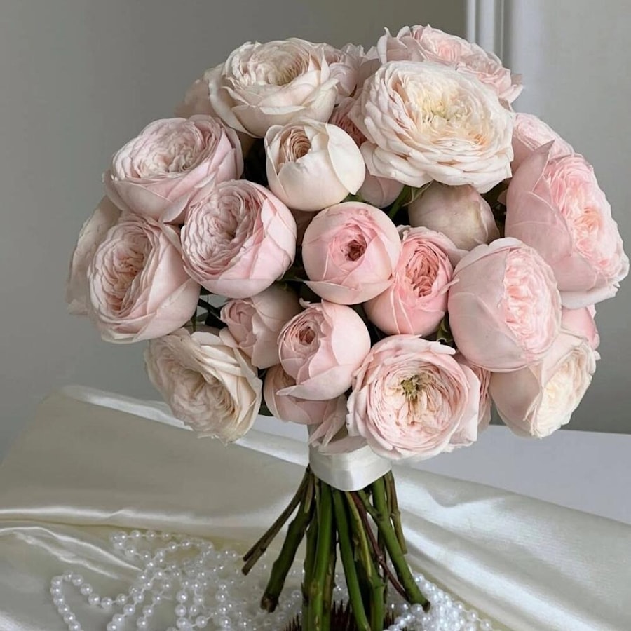 Букет свадебный невесты из пионовидной розы «Менсфилд Парк"