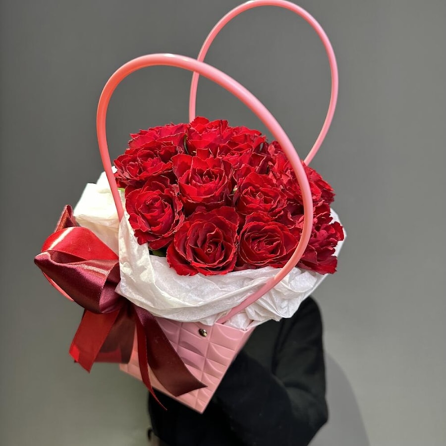 Букет №1 Розовая сумочка с красными розами