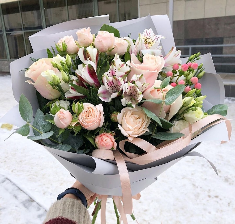 Супер Стильный Букет из Светлой Розы, Кустовой Розы, Альстромерии и Экзотики