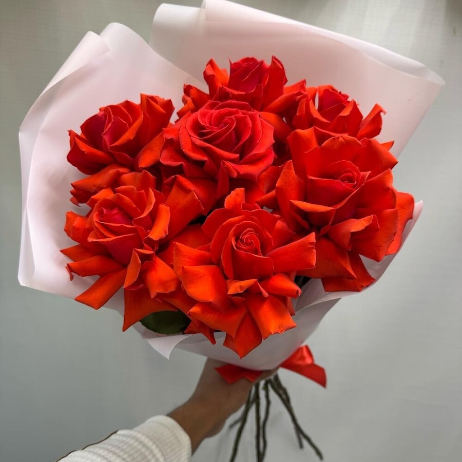 Новинка! Букет из алых французских роз «Париж Red»