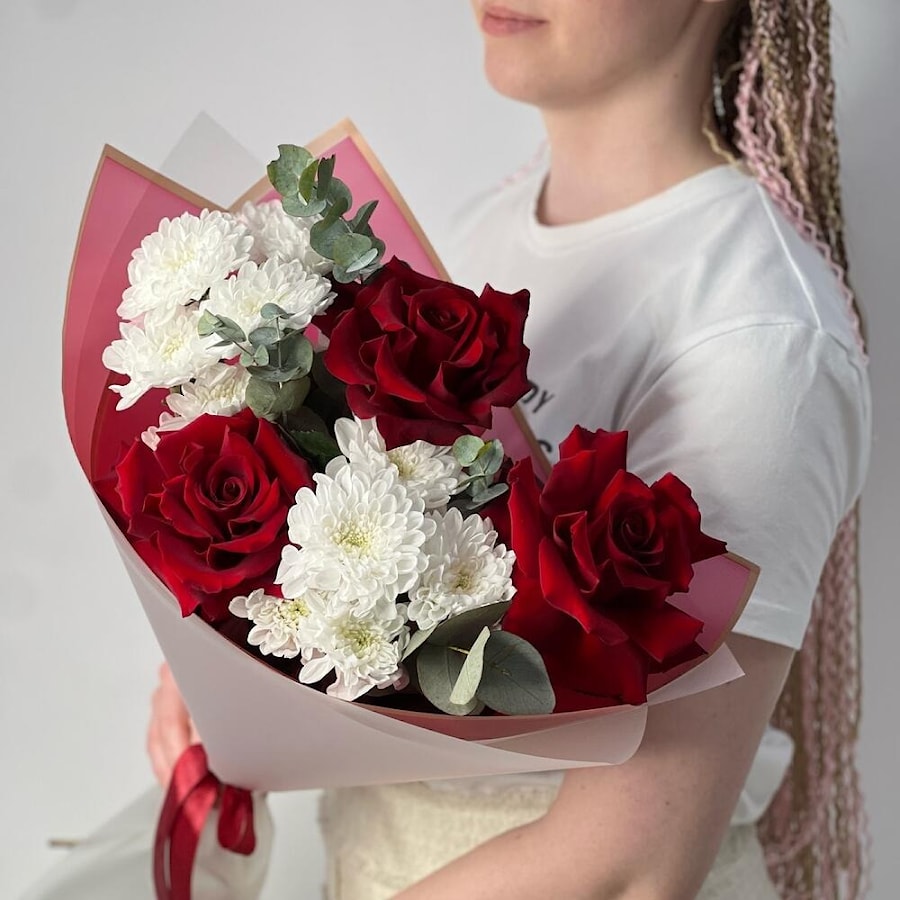 Букет №44 Стильный Букет с Белой Хризантемой и Кустовой Розой, Французской Розой и зеленью