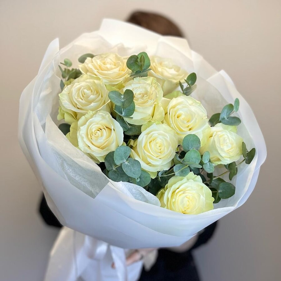 9 белых роз Мондиаль с зеленью в стильной упаковке
