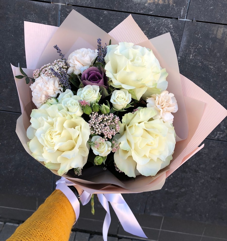 Букет "Белый" из трех французских роз и зелени