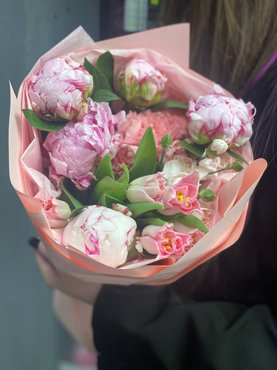 7 розовых пионов