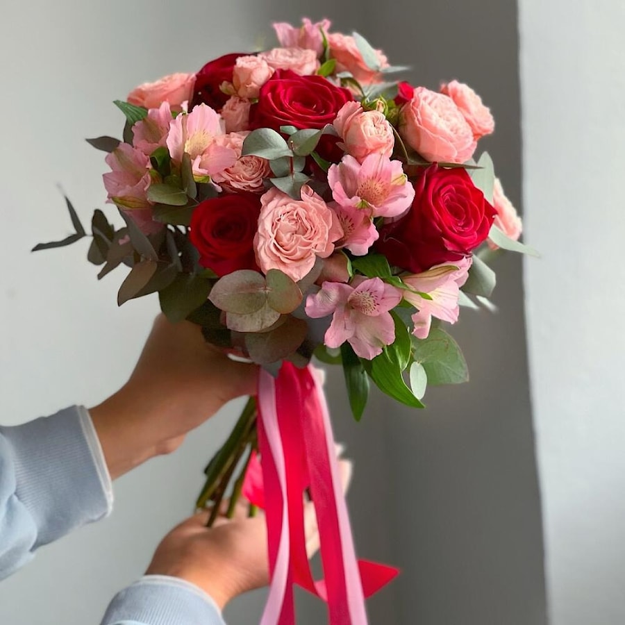 Свадебный букет из красных роз, кустовых роз и альстромерии букет 25 wedding bouquet
