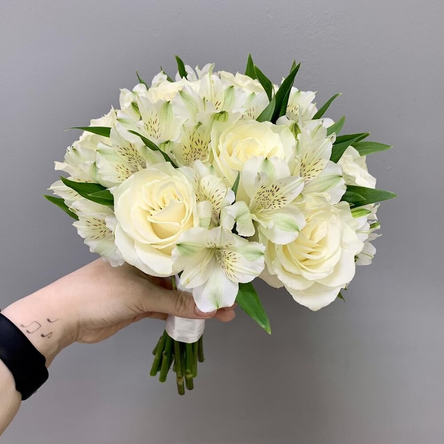 Свадебный букет "Альстромерии и белые розы"