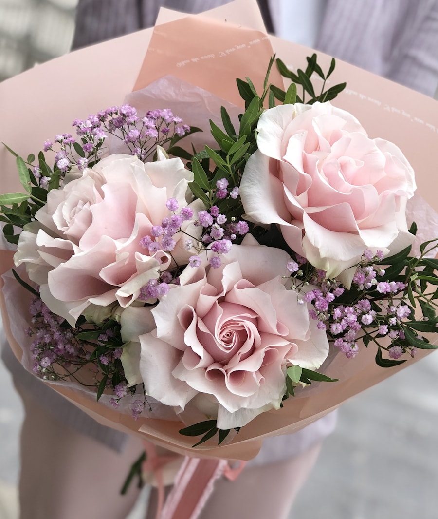 Букет "№5" "Франция" из 3 французких роз и писташи