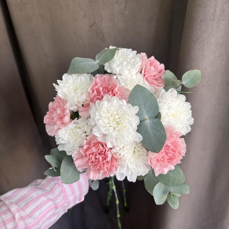 Свадебный букет из хризантем и диантусов