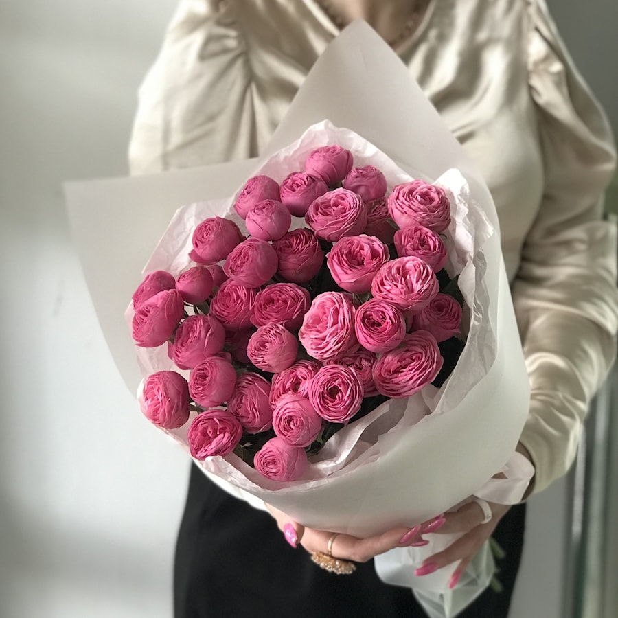 Букет из 9 кустовых пионовидных роз Жизель 