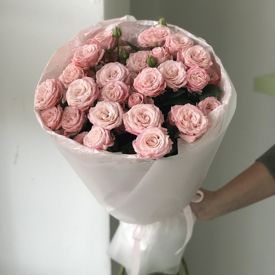 9 пионовидных кустовых роз Бомбастик