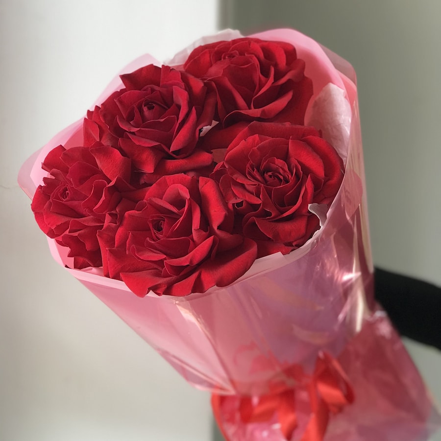 5 красных французских роз Фридом