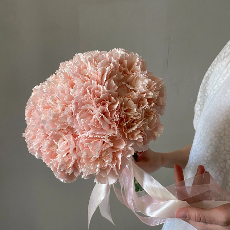 Букет невесты из персиковых диантусов