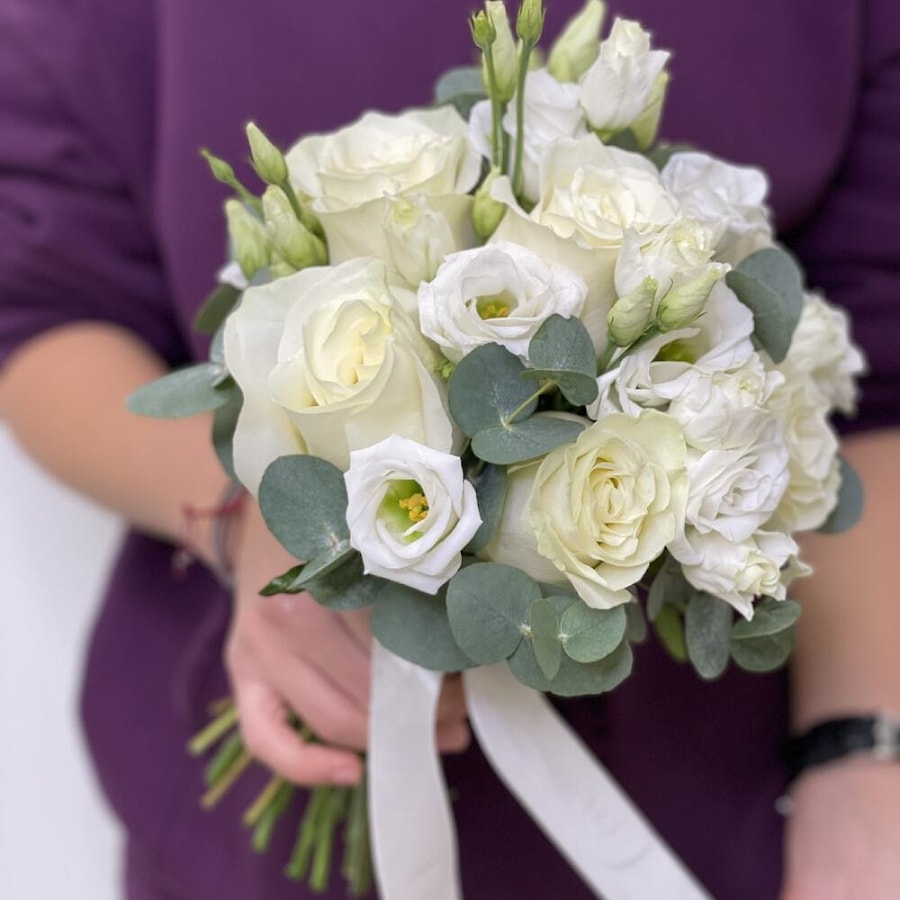Букет невесты из белых роз и эустом