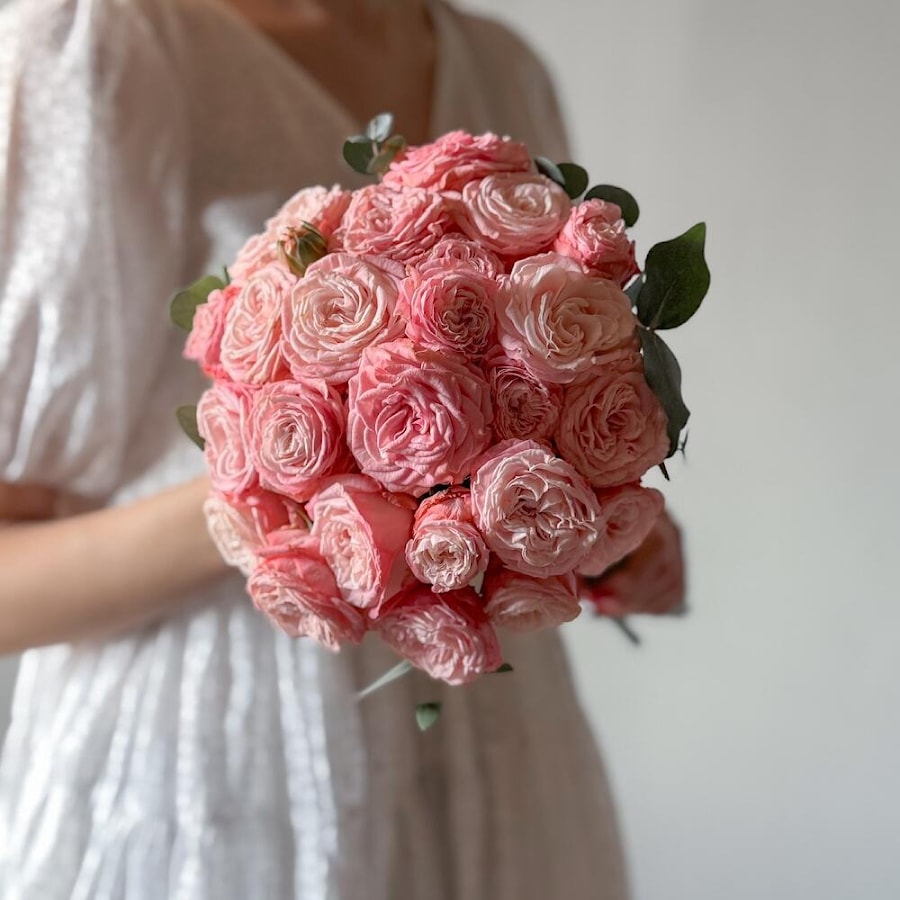 Букет невесты из розовых пионовидных кустовых роз