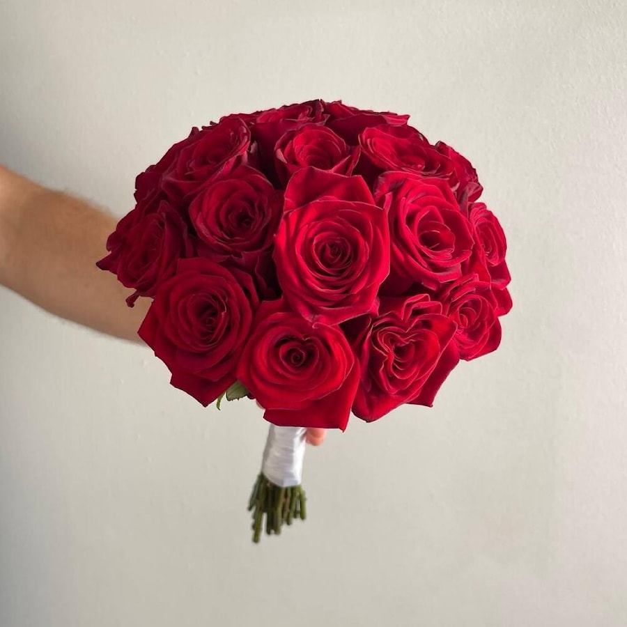 Свадебный букет из красных роз "Фридом"