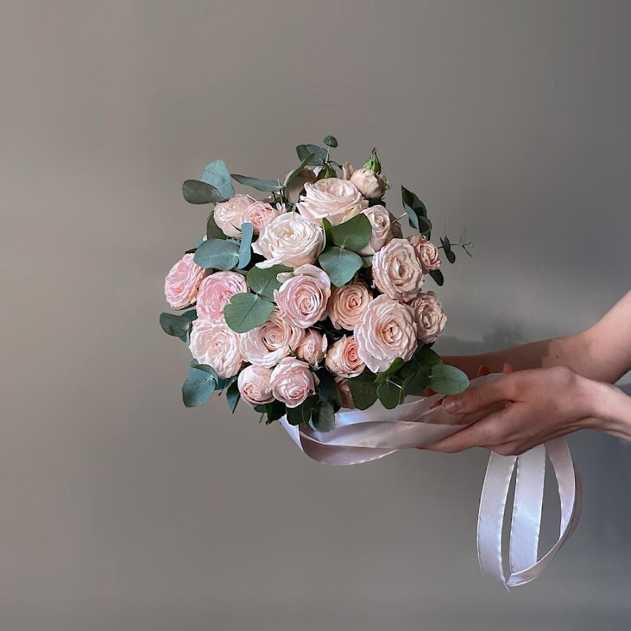 Свадебный букет из кустовых роз "Бомбастик"