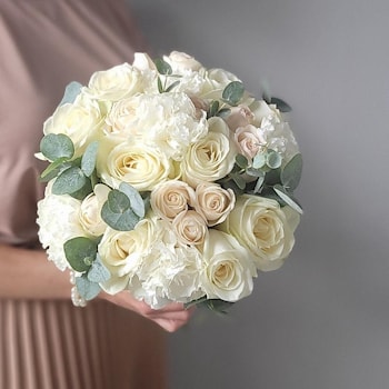 Букет невесты из белых роз, диантусов и эвкалипта  