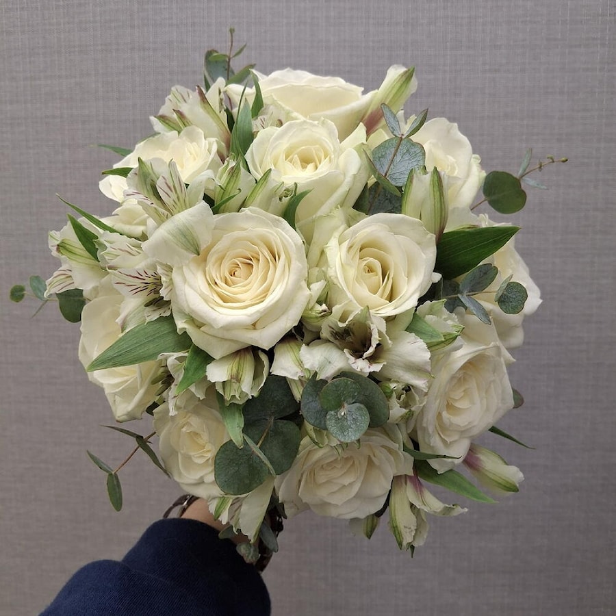 Букет невесты из роз и альстромерий