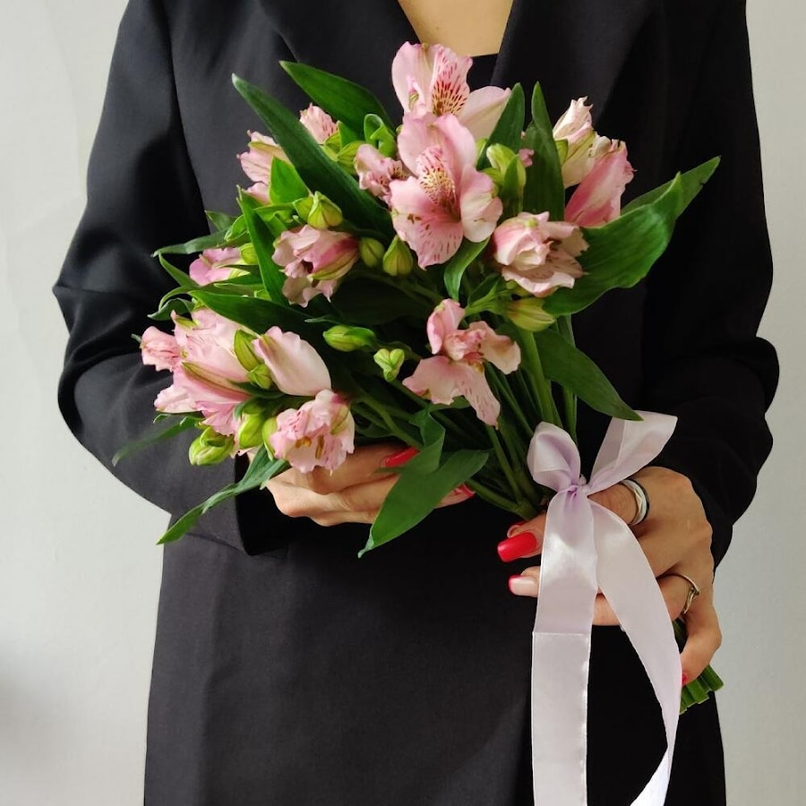 Букет невесты из розовых альстромерий