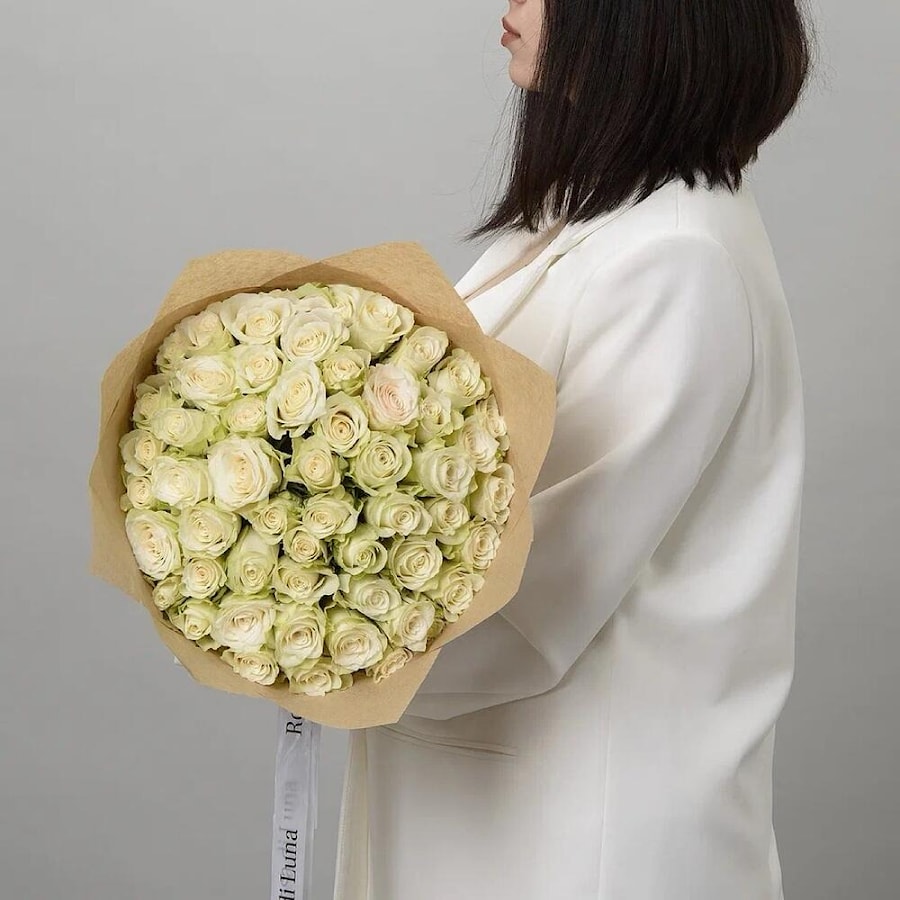 51 белая роза Кения в крафте