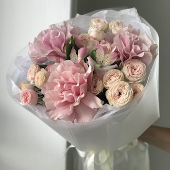 Букет «3 француза, 3 кустовых и альстромерия»  