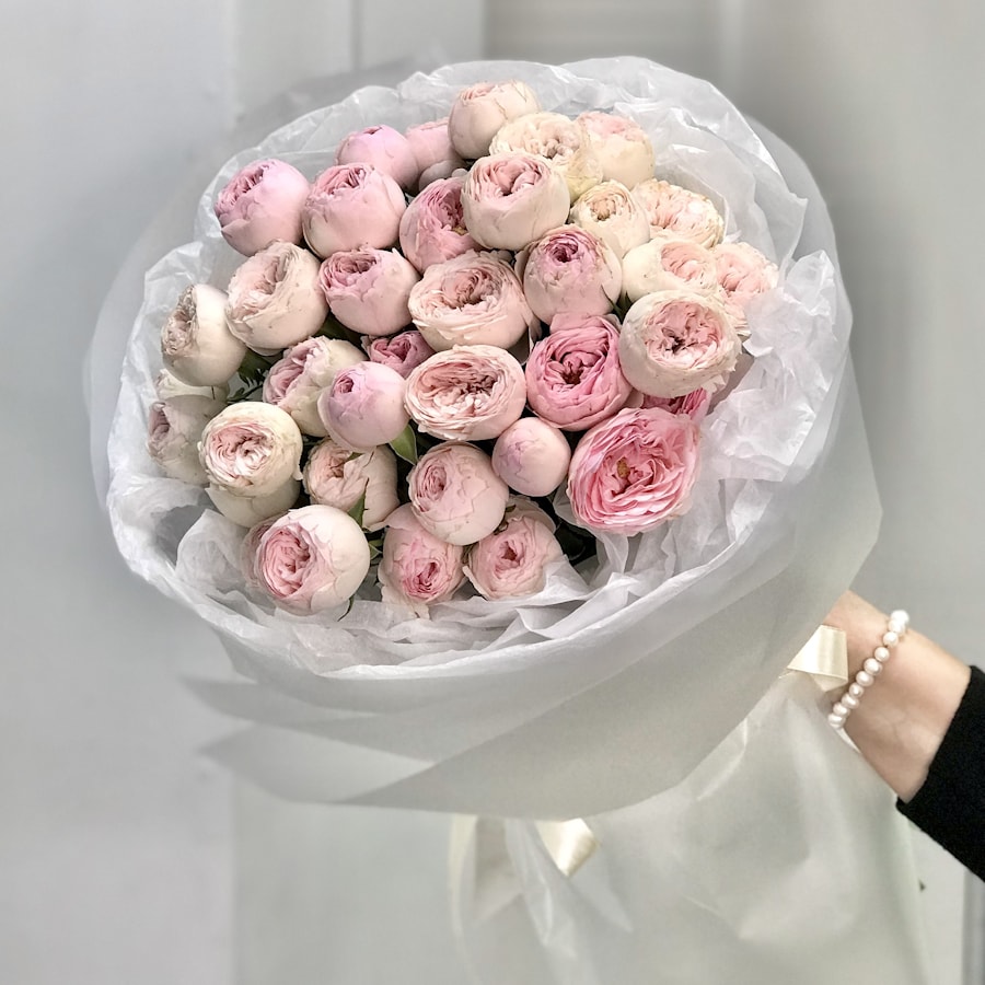 Трендовый букет 11 кустовых пионовидных роз Mansfield Park в стильной упаковке